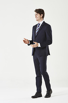 포토 JPG 스튜디오촬영 전신 서양인 외국인 남자 비즈니스 성공 회의 실내 대화 설명 한명 서기 누끼 정장 성인 옆모습 30대 비즈니스맨 자신감 흰배경 성인남자한명만 국내포토 1 옷 감정 뷰포인트 백그라운드 컨셉 모션 말하기 사람 인종 내부 장년 흰색 직장인 남자한명만 성인남자만 파일형식