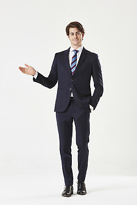 포토 JPG 스튜디오촬영 전신 서양인 외국인 남자 비즈니스 성공 안내 실내 대화 설명 한명 서기 미소 누끼 정장 손짓 성인 앞모습 30대 비즈니스맨 자신감 흰배경 주머니손 성인남자한명만 국내포토 1 옷 감정 뷰포인트 백그라운드 컨셉 모션 표정 말하기 사람 인종 내부 장년 흰색 직장인 남자한명만 성인남자만 파일형식