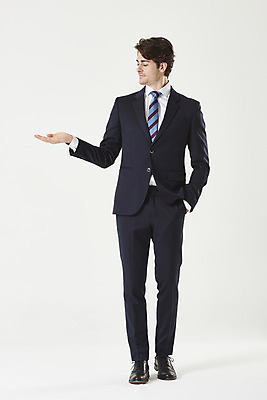 포토 JPG 스튜디오촬영 전신 서양인 외국인 남자 비즈니스 성공 안내 실내 설명 한명 서기 미소 누끼 정장 손짓 성인 앞모습 30대 비즈니스맨 자신감 흰배경 주머니손 성인남자한명만 국내포토 1 옷 감정 뷰포인트 백그라운드 컨셉 모션 표정 사람 인종 내부 장년 흰색 직장인 남자한명만 성인남자만 파일형식