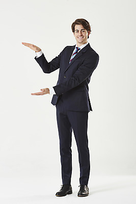 포토 JPG 스튜디오촬영 전신 서양인 외국인 남자 비즈니스 성공 안내 실내 설명 한명 서기 미소 누끼 정장 손짓 성인 옆모습 30대 비즈니스맨 자신감 흰배경 성인남자한명만 국내포토 1 옷 감정 뷰포인트 백그라운드 컨셉 모션 표정 사람 인종 내부 장년 흰색 직장인 남자한명만 성인남자만 파일형식