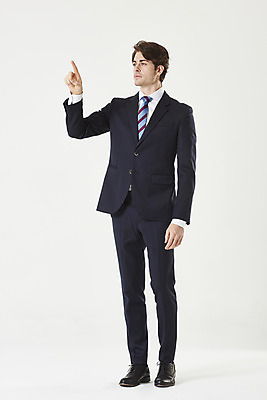 포토 JPG 스튜디오촬영 전신 서양인 외국인 응시 남자 비즈니스 성공 실내 한명 서기 누끼 정장 손짓 성인 옆모습 30대 터치 비즈니스맨 자신감 흰배경 성인남자한명만 국내포토 1 시선 옷 감정 뷰포인트 백그라운드 컨셉 모션 사람 인종 내부 장년 흰색 직장인 남자한명만 성인남자만 파일형식