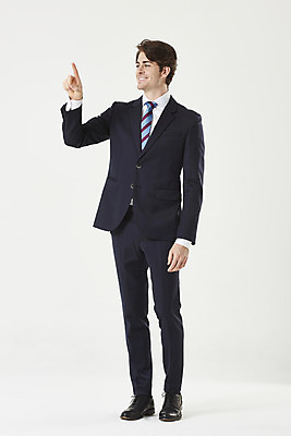 포토 JPG 스튜디오촬영 전신 서양인 외국인 응시 남자 비즈니스 성공 실내 한명 서기 누끼 정장 손짓 성인 옆모습 30대 터치 비즈니스맨 자신감 흰배경 성인남자한명만 국내포토 1 시선 옷 감정 뷰포인트 백그라운드 컨셉 모션 사람 인종 내부 장년 흰색 직장인 남자한명만 성인남자만 파일형식