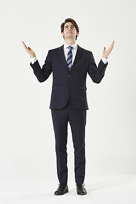 포토 JPG 스튜디오촬영 전신 서양인 외국인 남자 비즈니스 성공 안내 실내 한명 서기 미소 누끼 정장 손짓 성인 앞모습 30대 비즈니스맨 자신감 흰배경 성인남자한명만 국내포토 1 옷 감정 뷰포인트 백그라운드 컨셉 모션 표정 사람 인종 내부 장년 흰색 직장인 남자한명만 성인남자만 파일형식