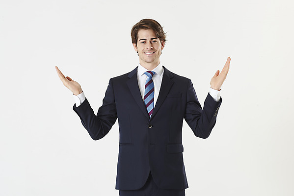 포토 JPG 스튜디오촬영 서양인 외국인 남자 비즈니스 성공 안내 실내 한명 서기 미소 누끼 정장 손짓 상반신 성인 앞모습 30대 비즈니스맨 자신감 흰배경 성인남자한명만 국내포토 1 옷 감정 뷰포인트 백그라운드 컨셉 모션 표정 사람 인종 내부 장년 흰색 직장인 남자한명만 성인남자만 파일형식