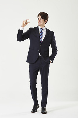 포토 JPG 스튜디오촬영 전신 서양인 외국인 응시 남자 비즈니스 성공 실내 한명 서기 누끼 정장 손짓 성인 앞모습 30대 잡기 비즈니스맨 자신감 흰배경 성인남자한명만 국내포토 1 시선 옷 감정 뷰포인트 백그라운드 컨셉 모션 사람 인종 내부 장년 흰색 직장인 남자한명만 성인남자만 파일형식