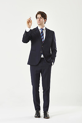 포토 JPG 스튜디오촬영 전신 서양인 외국인 남자 비즈니스 성공 실내 한명 서기 들기 누끼 정장 성인 앞모습 30대 볼펜 터치 기록 비즈니스맨 자신감 흰배경 주머니손 성인남자한명만 국내포토 1 옷 감정 뷰포인트 백그라운드 컨셉 모션 사람 인종 내부 장년 펜 흰색 직장인 남자한명만 성인남자만 파일형식