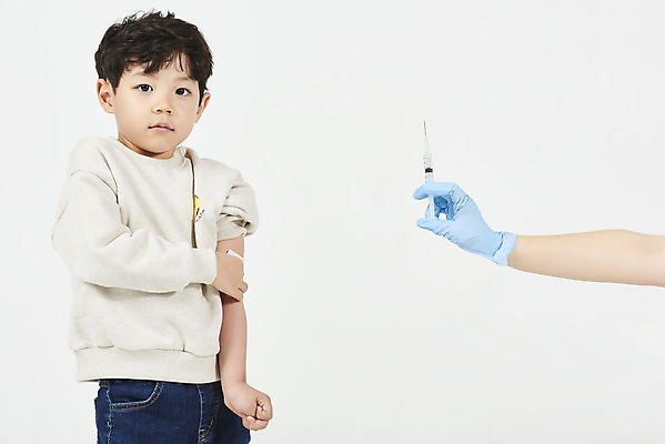 포토 JPG 스튜디오촬영 남자 어린이 실내 건강 병원 주사기 한명 누끼 상반신 앞모습 신체부위 한국인 무서움 흰배경 팔 예방접종 소년한명만 알콜솜 국내포토 1 감정 뷰포인트 백그라운드 의학 의료기기 사람 동양인 내부 흰색 접종 남자한명만 소년만 파일형식