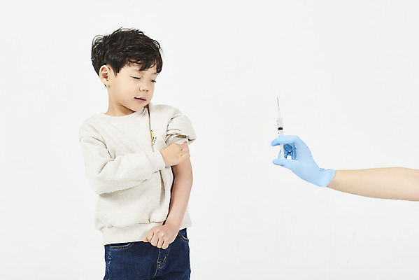 포토 JPG 스튜디오촬영 남자 어린이 실내 건강 병원 주사기 한명 누끼 상반신 앞모습 신체부위 한국인 찡그림 무서움 흰배경 팔 예방접종 소년한명만 알콜솜 국내포토 1 감정 뷰포인트 백그라운드 의학 의료기기 표정 사람 동양인 내부 흰색 접종 남자한명만 소년만 파일형식