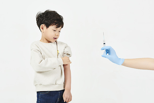 포토 JPG 스튜디오촬영 남자 어린이 실내 건강 병원 주사기 한명 누끼 상반신 앞모습 신체부위 한국인 찡그림 무서움 흰배경 팔 예방접종 소년한명만 알콜솜 국내포토 1 감정 뷰포인트 백그라운드 의학 의료기기 표정 사람 동양인 내부 흰색 접종 남자한명만 소년만 파일형식