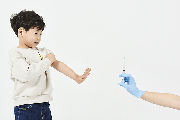 포토 JPG 스튜디오촬영 남자 어린이 실내 건강 병원 주사기 한명 누끼 상반신 옆모습 신체부위 한국인 무서움 거절 흰배경 팔 예방접종 소년한명만 국내포토 1 감정 뷰포인트 백그라운드 컨셉 의학 의료기기 사람 동양인 내부 흰색 접종 남자한명만 소년만 파일형식