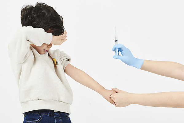 포토 JPG 스튜디오촬영 남자 어린이 실내 건강 병원 주사기 한명 누끼 상반신 옆모습 신체부위 손잡기 한국인 무서움 눈물 흰배경 팔 예방접종 소년한명만 국내포토 1 감정 뷰포인트 백그라운드 의학 의료기기 모션 사람 동양인 내부 흰색 접종 남자한명만 소년만 파일형식