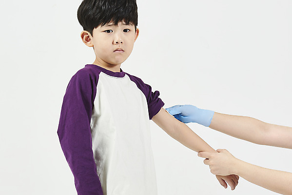 포토 JPG 스튜디오촬영 응시 남자 어린이 실내 건강 병원 주사기 한명 누끼 상반신 옆모습 신체부위 손잡기 한국인 무서움 흰배경 팔 예방접종 소년한명만 알콜솜 국내포토 1 시선 감정 뷰포인트 백그라운드 의학 의료기기 모션 사람 동양인 내부 흰색 접종 남자한명만 소년만 파일형식