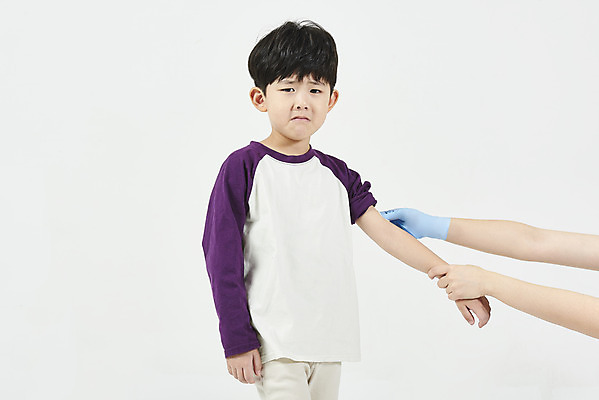 포토 JPG 스튜디오촬영 남자 어린이 실내 건강 병원 주사기 한명 누끼 상반신 앞모습 신체부위 한국인 찡그림 무서움 흰배경 팔 예방접종 소년한명만 알콜솜 국내포토 1 감정 뷰포인트 백그라운드 의학 의료기기 표정 사람 동양인 내부 흰색 접종 남자한명만 소년만 파일형식