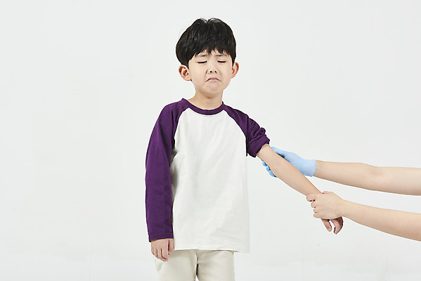 포토 JPG 스튜디오촬영 남자 어린이 실내 건강 병원 주사기 한명 누끼 상반신 앞모습 신체부위 한국인 찡그림 무서움 흰배경 팔 예방접종 소년한명만 알콜솜 국내포토 1 감정 뷰포인트 백그라운드 의학 의료기기 표정 사람 동양인 내부 흰색 접종 남자한명만 소년만 파일형식