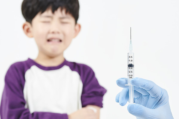 포토 JPG 스튜디오촬영 남자 어린이 실내 건강 병원 주사기 한명 누끼 상반신 앞모습 아웃포커스 신체부위 한국인 무서움 눈물 흰배경 팔 예방접종 소년한명만 알콜솜 국내포토 1 감정 뷰포인트 백그라운드 의학 의료기기 촬영기법 사람 동양인 내부 흰색 접종 남자한명만 소년만 파일형식