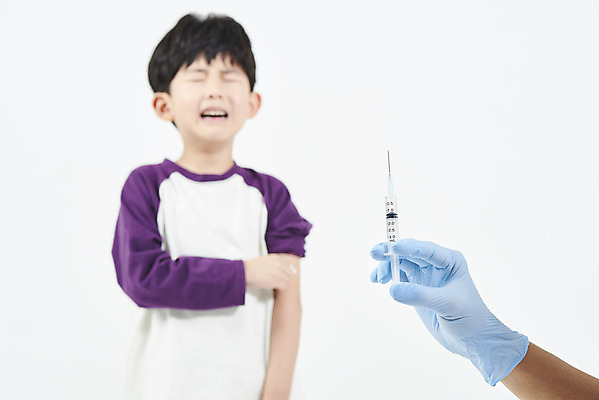 포토 JPG 스튜디오촬영 남자 어린이 실내 건강 병원 주사기 한명 누끼 상반신 앞모습 아웃포커스 신체부위 한국인 무서움 눈물 흰배경 팔 예방접종 소년한명만 알콜솜 국내포토 1 감정 뷰포인트 백그라운드 의학 의료기기 촬영기법 사람 동양인 내부 흰색 접종 남자한명만 소년만 파일형식