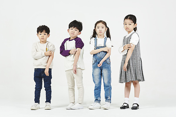 포토 JPG 스튜디오촬영 전신 여자 남자 어린이 실내 건강 병원 주사기 서기 누끼 여러명 앞모습 옆모습 한국인 무서움 흰배경 팔 예방접종 어린이만 알콜솜 국내포토 감정 뷰포인트 다수 백그라운드 의학 의료기기 모션 사람 동양인 내부 신체부위 흰색 접종 파일형식