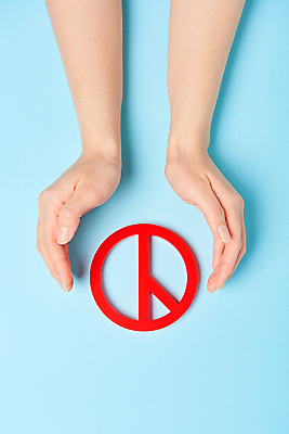 포토 JPG 스튜디오촬영 무료이미지 손 여자 실내 들기 20대 신체부위 하이앵글 선택 투표 선거 민주주의 사회이슈 오브젝트 파란배경 국회의원 선거권 기표문양 플랫레이 유권자 대통령선거 국내포토 직업 문양 뷰포인트 백그라운드 컨셉 모션 사람 청년 내부 파란색 플랫 파일형식 무료콘텐츠