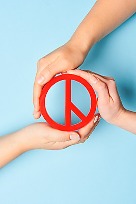 포토 JPG 스튜디오촬영 손 여자 40대 실내 들기 20대 신체부위 하이앵글 잡기 선택 투표 선거 민주주의 사회이슈 오브젝트 파란배경 국회의원 선거권 기표문양 플랫레이 유권자 대통령선거 국내포토 직업 문양 뷰포인트 중년 백그라운드 컨셉 모션 사람 청년 내부 파란색 플랫 파일형식