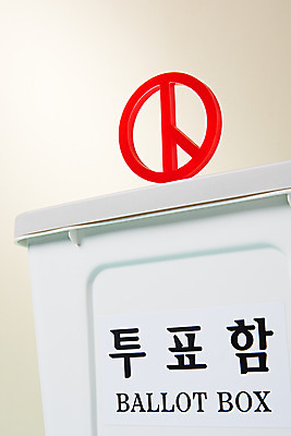 포토 JPG 스튜디오촬영 실내 사람없음 선택 투표 선거 민주주의 사회이슈 오브젝트 투표함 국회의원 노란배경 선거권 기표문양 대통령선거 국내포토 직업 문양 백그라운드 컨셉 내부 노란색 파일형식