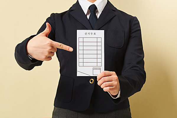 포토 JPG 스튜디오촬영 여자 교복 청소년 고등학생 실내 한명 상반신 앞모습 10대 선택 투표 선거 민주주의 사회이슈 오브젝트 투표용지 국회의원 노란배경 선거권 유권자 대통령선거 국내포토 직업 1 학생 옷 뷰포인트 백그라운드 컨셉 사람 내부 노란색 파일형식