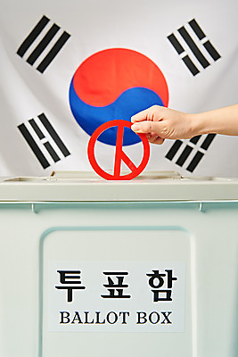 포토 JPG 스튜디오촬영 손 여자 실내 들기 20대 신체부위 선택 태극기 투표 선거 민주주의 사회이슈 오브젝트 투표함 국회의원 선거권 기표문양 유권자 대통령선거 국내포토 직업 문양 컨셉 모션 사람 청년 내부 국기 파일형식