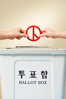 포토 JPG 스튜디오촬영 손 여자 40대 실내 들기 20대 신체부위 선택 투표 선거 민주주의 사회이슈 오브젝트 투표함 국회의원 노란배경 선거권 기표문양 유권자 대통령선거 국내포토 직업 문양 중년 백그라운드 컨셉 모션 사람 청년 내부 노란색 파일형식