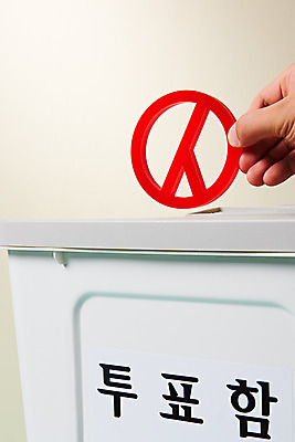 포토 JPG 스튜디오촬영 손 여자 실내 들기 신체부위 선택 투표 선거 민주주의 사회이슈 오브젝트 투표함 국회의원 노란배경 선거권 기표문양 유권자 대통령선거 국내포토 직업 문양 백그라운드 컨셉 모션 사람 내부 노란색 파일형식