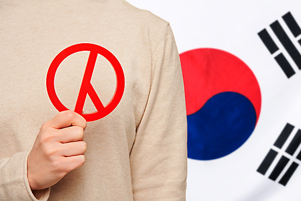 포토 JPG 스튜디오촬영 여자 실내 들기 상반신 20대 앞모습 선택 태극기 투표 선거 민주주의 사회이슈 오브젝트 국회의원 선거권 기표문양 유권자 대통령선거 국내포토 직업 문양 뷰포인트 컨셉 모션 사람 청년 내부 국기 파일형식