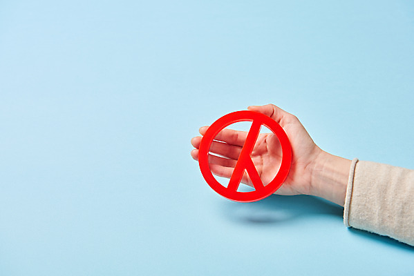 포토 JPG 스튜디오촬영 손 여자 실내 들기 20대 신체부위 선택 투표 선거 민주주의 사회이슈 오브젝트 파란배경 국회의원 선거권 기표문양 유권자 대통령선거 국내포토 직업 문양 백그라운드 컨셉 모션 사람 청년 내부 파란색 파일형식