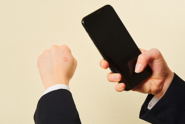 포토 JPG 스튜디오촬영 손 여자 청소년 고등학생 실내 한명 들기 신체부위 10대 스마트폰 사진촬영 선택 투표 선거 민주주의 사회이슈 오브젝트 국회의원 노란배경 선거권 인증 기표문양 인증샷 유권자 대통령선거 국내포토 직업 1 학생 문양 백그라운드 컨셉 모션 사람 내부 핸드폰 스마트기기 노란색 촬영 합성어 파일형식