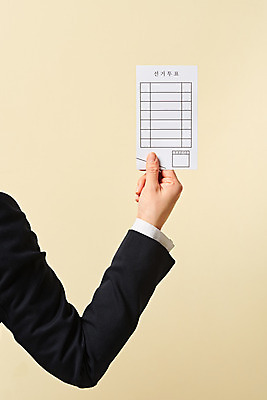 포토 JPG 스튜디오촬영 손 여자 청소년 고등학생 실내 한명 들기 신체부위 10대 선택 투표 선거 민주주의 사회이슈 오브젝트 투표용지 국회의원 노란배경 선거권 유권자 대통령선거 국내포토 직업 1 학생 백그라운드 컨셉 모션 사람 내부 노란색 파일형식