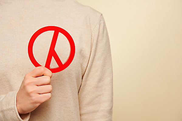 포토 JPG 스튜디오촬영 여자 실내 한명 들기 상반신 20대 성인 앞모습 선택 투표 선거 민주주의 사회이슈 오브젝트 국회의원 노란배경 선거권 기표문양 유권자 대통령선거 국내포토 직업 1 문양 뷰포인트 백그라운드 컨셉 모션 사람 청년 내부 노란색 파일형식