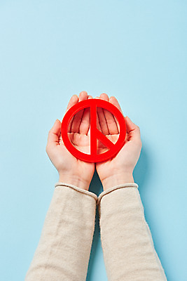 포토 JPG 스튜디오촬영 손 여자 실내 들기 20대 신체부위 하이앵글 선택 투표 선거 민주주의 사회이슈 오브젝트 파란배경 국회의원 선거권 기표문양 플랫레이 유권자 대통령선거 국내포토 직업 문양 뷰포인트 백그라운드 컨셉 모션 사람 청년 내부 파란색 플랫 파일형식