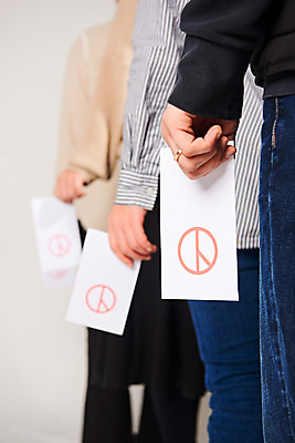 포토 JPG 스튜디오촬영 여자 남자 40대 실내 들기 상반신 20대 뒷모습 30대 하반신 선택 투표 선거 민주주의 사회이슈 오브젝트 흰배경 투표용지 국회의원 선거권 기표문양 대통령선거 국내포토 직업 문양 뷰포인트 중년 백그라운드 컨셉 모션 사람 청년 내부 장년 흰색 파일형식