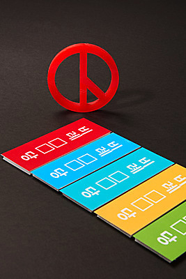 포토 JPG 스튜디오촬영 검은배경 실내 사람없음 선택 투표 선거 민주주의 사회이슈 오브젝트 정당 국회의원 선거권 기표문양 국내포토 직업 문양 백그라운드 컨셉 내부 검은색 파일형식