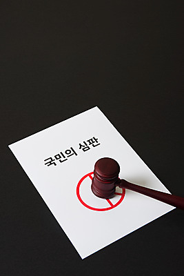 포토 JPG 스튜디오촬영 종이 검은배경 실내 타이포그라피 사람없음 심판 선택 투표 선거 민주주의 사회이슈 오브젝트 의사봉 국회의원 선거권 기표문양 국내포토 직업 문자 문양 백그라운드 컨셉 내부 검은색 파일형식