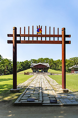 포토 JPG 주간 한국전통 여행 유적지 풍경 사람없음 야외 여름 관광지 세계문화유산 문화재 역사 한국사 조선시대 어로 왕릉 정자각 조선왕릉 홍살문 동구릉 수릉 문조익황제 신정왕후 합장릉 국내포토 구리시 자연요소 전통 계절 고건축 한국 전통문 경기도 세자 파일형식 왕후 구리_지역 향어로