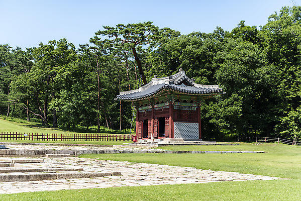 포토 JPG 주간 한국전통 여행 유적지 풍경 사람없음 야외 여름 관광지 세계문화유산 문화재 역사 한국사 조선시대 비각 어로 왕릉 조선왕릉 동구릉 수릉 문조익황제 신정왕후 합장릉 국내포토 구리시 자연요소 전통 계절 고건축 한국 경기도 세자 파일형식 왕후 구리_지역 향어로