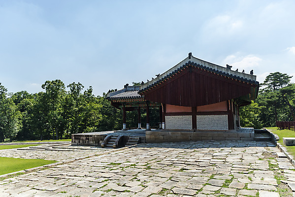 포토 JPG 주간 한국전통 여행 유적지 풍경 사람없음 야외 여름 관광지 세계문화유산 문화재 역사 한국사 조선시대 어로 왕릉 정자각 조선왕릉 동구릉 수릉 문조익황제 신정왕후 합장릉 국내포토 구리시 자연요소 전통 계절 고건축 한국 경기도 세자 파일형식 왕후 구리_지역 향어로
