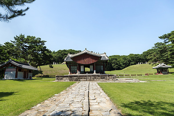 포토 JPG 주간 한국전통 여행 유적지 하늘 풍경 사람없음 야외 여름 관광지 세계문화유산 문화재 역사 한국사 조선시대 왕릉 정자각 조선왕릉 동구릉 현릉 동원이강릉 문종 현덕왕후 국내포토 구리시 자연요소 전통 계절 고건축 한국 왕 경기도 파일형식 왕후 구리_지역