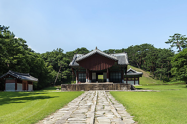 포토 JPG 주간 한국전통 여행 유적지 풍경 사람없음 야외 여름 관광지 세계문화유산 문화재 역사 한국사 조선시대 왕릉 정자각 조선왕릉 태조 동구릉 건원릉 국내포토 구리시 자연요소 전통 계절 고건축 한국 왕 경기도 파일형식 구리_지역