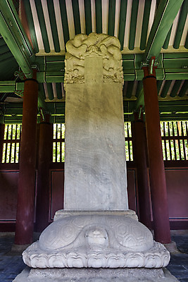 포토 JPG 주간 한국전통 여행 유적지 풍경 사람없음 야외 여름 관광지 세계문화유산 문화재 역사 한국사 조선시대 비각 왕릉 조선왕릉 태조 동구릉 건원릉 신도비 국내포토 구리시 자연요소 전통 계절 고건축 한국 왕 비석 경기도 파일형식 구리_지역