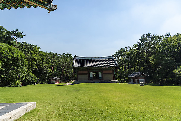 포토 JPG 주간 한국전통 여행 유적지 풍경 사람없음 야외 여름 관광지 세계문화유산 문화재 역사 한국사 조선시대 왕릉 정자각 조선왕릉 태조 동구릉 건원릉 국내포토 구리시 자연요소 전통 계절 고건축 한국 왕 경기도 파일형식 구리_지역