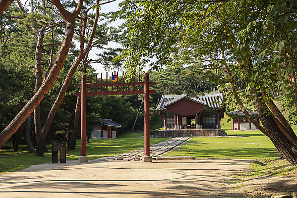 포토 JPG 주간 한국전통 여행 유적지 풍경 사람없음 야외 여름 관광지 세계문화유산 문화재 역사 한국사 조선시대 왕릉 정자각 조선왕릉 태조 홍살문 동구릉 건원릉 국내포토 구리시 자연요소 전통 계절 고건축 한국 왕 전통문 경기도 파일형식 구리_지역