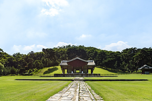 포토 JPG 주간 한국전통 여행 유적지 하늘 풍경 사람없음 야외 여름 관광지 세계문화유산 문화재 역사 한국사 조선시대 왕릉 정자각 조선왕릉 동구릉 휘릉 장렬왕후 국내포토 구리시 자연요소 전통 계절 고건축 한국 경기도 파일형식 왕후 구리_지역