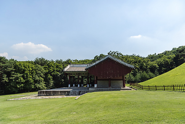 포토 JPG 주간 한국전통 여행 유적지 풍경 사람없음 야외 여름 관광지 세계문화유산 문화재 역사 한국사 조선시대 왕릉 정자각 조선왕릉 동구릉 휘릉 장렬왕후 국내포토 구리시 자연요소 전통 계절 고건축 한국 경기도 파일형식 왕후 구리_지역