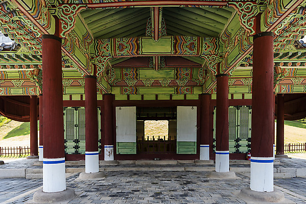 포토 JPG 주간 한국전통 여행 유적지 단청문양 풍경 사람없음 야외 여름 관광지 세계문화유산 문화재 역사 한국사 조선시대 왕릉 정자각 조선왕릉 동구릉 휘릉 장렬왕후 국내포토 구리시 자연요소 전통 문양 계절 고건축 한국 단청 경기도 파일형식 왕후 구리_지역