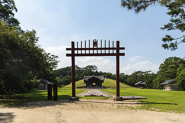 포토 JPG 주간 한국전통 여행 유적지 풍경 사람없음 야외 여름 관광지 세계문화유산 문화재 소나무 역사 한국사 조선시대 왕릉 정자각 조선왕릉 홍살문 동구릉 원릉 영조 정순왕후 국내포토 구리시 자연요소 나무 전통 계절 고건축 한국 왕 전통문 경기도 파일형식 왕후 구리_지역