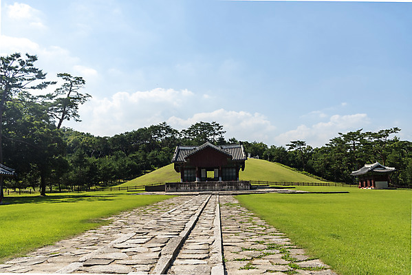 포토 JPG 주간 나무 구름 한국전통 여행 유적지 하늘 풍경 사람없음 야외 여름 관광지 세계문화유산 문화재 역사 한국사 조선시대 왕릉 정자각 조선왕릉 동구릉 원릉 영조 정순왕후 국내포토 구리시 자연요소 식물 전통 계절 고건축 한국 왕 경기도 파일형식 왕후 구리_지역